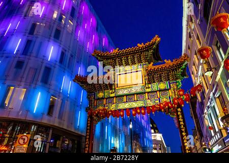 Colorato stile orientale porta a Chinatown di notte, Londra, Regno Unito Foto Stock