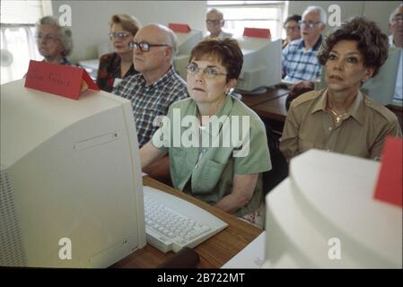 Austin Texas USA, 2000: Classe Senior computer. SeniorNet insegna e-mail così come le abilità di base di Internet alle persone di età pari o superiore a 55 anni. SIGNOR ©Bob Daemmrich Foto Stock