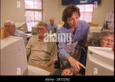 Austin Texas USA, 2000: Classe Senior computer. SeniorNet insegna e-mail così come le abilità di base di Internet alle persone di età pari o superiore a 55 anni. SIGNOR ©Bob Daemmrich Foto Stock
