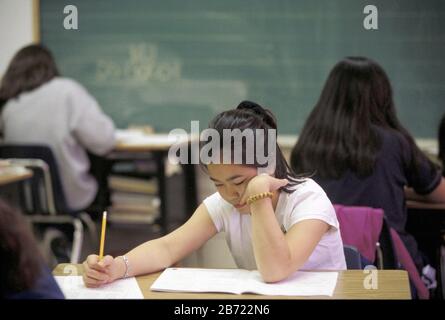 Austin, Texas USA, aprile 2000: Studenti di scuola pubblica di sesta classe che stanno sottoponendo a test standardizzati di alto livello, The Texas Assessment of Academic Skills (TAAS) ©Bob Daemmrich Foto Stock