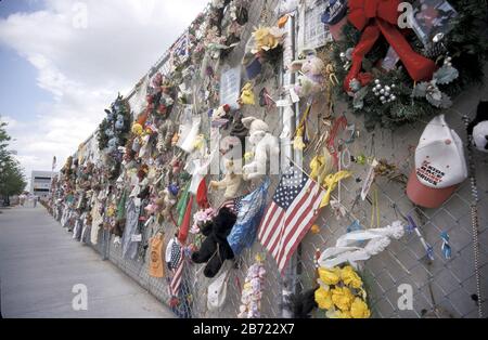 Oklahoma City, Oklahoma USA, luglio 2001: I turisti si aggettano su un muro di tributo al monumento commemorativo del sito di bombardamento del Murrah Federal Building, che commemora le 168 persone che sono morte nell'attacco terroristico domestico nel 1995. ©Bob Daemmrich Foto Stock