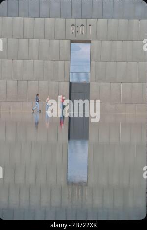 Oklahoma City, Oklahoma USA, luglio 2001: Murrah Federal Building Bombing Site Memorial, commemorando le 168 persone uccise nel 1995 bombardamento terroristico dell'edificio. Le iscrizioni su entrambi i lati delle porte del tempo annotano l'ora esatta del minuto prima e del minuto dopo l'esplosione. ©Bob Daemmrich Foto Stock