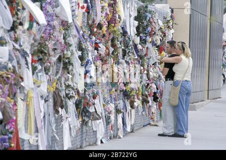 Oklahoma City, Oklahoma USA, luglio 2001: I turisti si aggettano su un muro di tributo al monumento commemorativo del sito di bombardamento del Murrah Federal Building, che commemora le 168 persone che sono morte nell'attacco terroristico domestico nel 1995. ©Bob Daemmrich Foto Stock