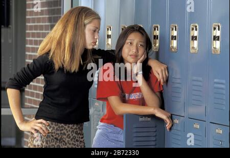 Pflugerville, Texas: La ragazza della scuola media conforta l'amico. ©Bob Daemmrich Foto Stock