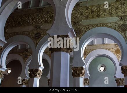 Archi Mudejar all'interno della sinagoga di Santa Maria la Blanca a Toledo, Spagna. La sinagoga risale al 13 ° secolo. Foto Stock