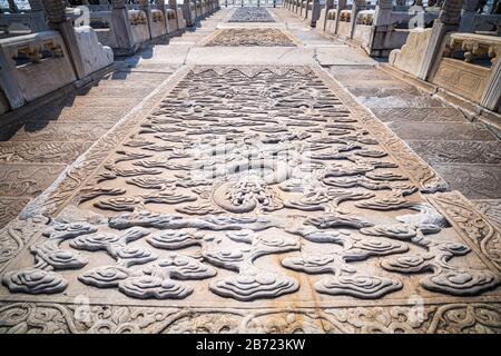 Pechino, Cina - 9 2020 gennaio: Drago e nuvole incise sulla scala principale di Taihedian (Sala dell'armonia Suprema) nella Città Proibita Foto Stock