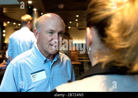 Atlanta, Georgia, Stati Uniti. 6th Feb, 2020. DaN Cathy saluta la moglie di un ristorante operatore durante un incontro annuale di operatori e personale da tutto il paese. Cathy è presidente, presidente e amministratore delegato della catena di fast food Chick-fil-A, fondata e ampliata da suo padre, S. Truett Cathy. Ha un valore netto di 6,6 miliardi di dollari a partire dal maggio 2019. Credit: Robin Rayne/Zuma Wire/Alamy Live News Foto Stock