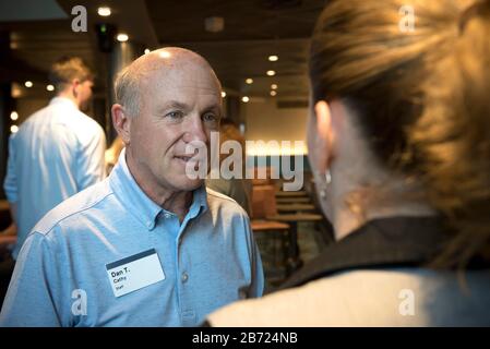 Atlanta, Georgia, Stati Uniti. 6th Feb, 2020. DaN Cathy saluta la moglie di un ristorante operatore durante un incontro annuale di operatori e personale da tutto il paese. Cathy è presidente, presidente e amministratore delegato della catena di fast food Chick-fil-A, fondata e ampliata da suo padre, S. Truett Cathy. Ha un valore netto di 6,6 miliardi di dollari a partire dal maggio 2019. Credit: Robin Rayne/Zuma Wire/Alamy Live News Foto Stock
