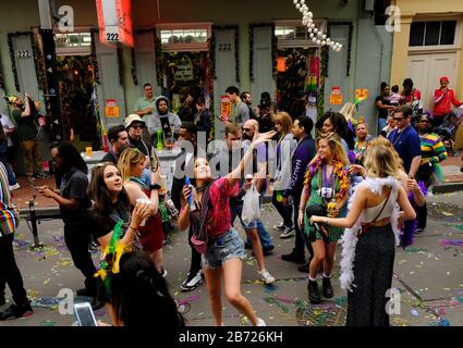 New Orleans, LOUISIANA, Stati Uniti. 25 Feb 2020. La gente cerca di catturare le perle su Bourbon Street nel quartiere francese durante Le celebrazioni Del Fat Tuesday Mardi Gras a New Orleans, Louisiana USA, il 25 febbraio 2020. Credit: Dan Anderson/Zuma Wire/Alamy Live News Foto Stock