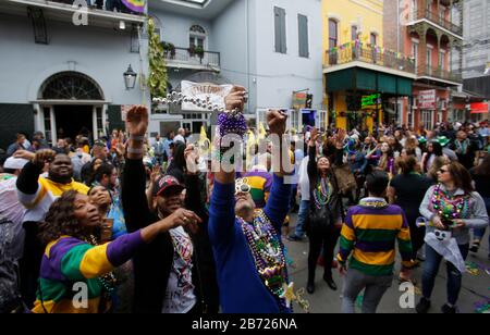 New Orleans, LOUISIANA, Stati Uniti. 25 Feb 2020. La gente cerca di catturare le perle su Bourbon Street nel quartiere francese durante Le celebrazioni Del Fat Tuesday Mardi Gras a New Orleans, Louisiana USA, il 25 febbraio 2020. Credit: Dan Anderson/Zuma Wire/Alamy Live News Foto Stock