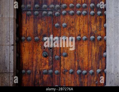 Autentici pannelli in legno ornamentale in legno naturale scuro. Foto Stock