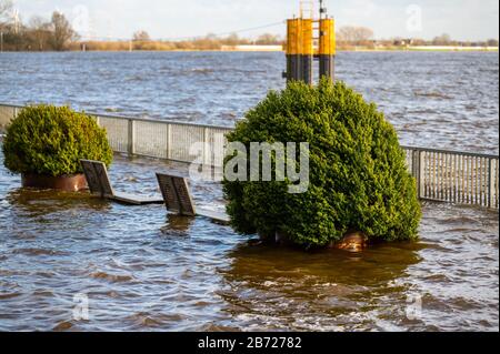 A Brema il lungomare è nuovamente inondato di tempo meraviglioso Foto Stock