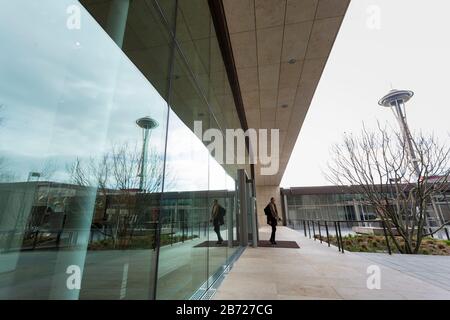 Un visitatore lascia la lobby della sede centrale della Bill & Melinda Gates Foundation il 12 marzo 2020. Questa settimana, la fondazione ha lanciato un'iniziativa, con Wellcome e Mastercard, per accelerare lo sviluppo e l'accesso alle terapie per il COVID-19. Foto Stock