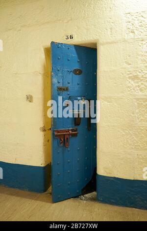 Una tipica porta a celle in legno, dipinta alla vecchia prigione. A Beechworth, Victoria, Australia. Foto Stock
