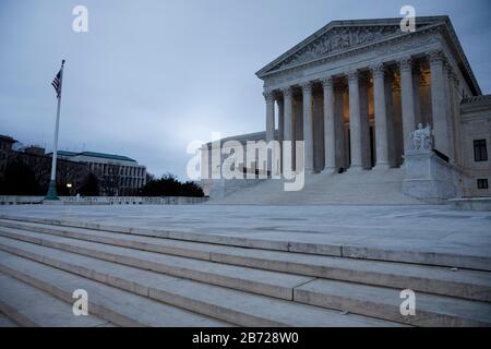 Washington, DC, USA. 12 marzo 2020. La foto scattata il 12 marzo 2020 mostra la Corte Suprema degli Stati Uniti a Washington, DC, Stati Uniti. Diversi punti di riferimento a Washington, DC, tra cui la Casa Bianca, si stanno chiudendo al pubblico per un'epidemia di COVID-19 in corso nella nazione. Credit: Ting Shen/Xinhua/Alamy Live News Foto Stock