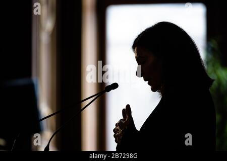 Parigi, Francia. 12 marzo 2020. Il sindaco di Parigi Anne Hidalgo interviene in una conferenza stampa sul COVID-19 presso il Municipio di Parigi, a Parigi, Francia, 12 marzo 2020. Giovedì, la Francia ha confermato 2,876 casi di coronavirus e 61 decessi, e 129 sono stati ricoverati in terapia intensiva. Credit: Aurelien Morissard/Xinhua/Alamy Live News Foto Stock