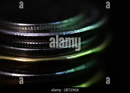 Una foto macro di monete canadesi Foto Stock