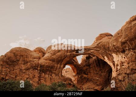 Il doppio arco al Parco Nazionale di Arches Foto Stock