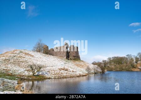 Morton Castello nella neve invernale sulle colline sopra Nithsdale. Dumfries e Galloway, Scottish Borders, Scozia Foto Stock