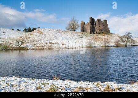 Morton Castello nella neve invernale sulle colline sopra Nithsdale. Dumfries e Galloway, Scottish Borders, Scozia Foto Stock