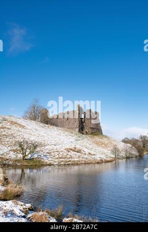 Morton Castello nella neve invernale sulle colline sopra Nithsdale. Dumfries e Galloway, Scottish Borders, Scozia Foto Stock