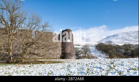 Morton Castello nella neve invernale sulle colline sopra Nithsdale. Dumfries e Galloway, Scottish Borders, Scozia. Panoramica Foto Stock