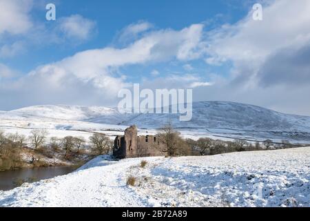 Morton Castello nella neve invernale sulle colline sopra Nithsdale. Dumfries e Galloway, Scottish Borders, Scozia Foto Stock