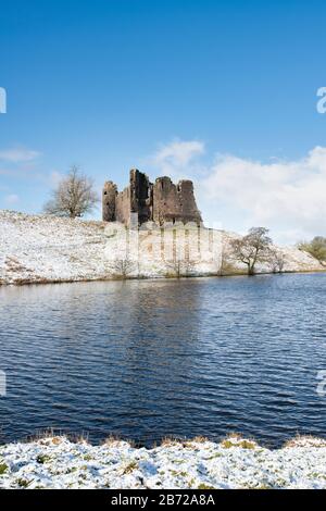 Morton Castello nella neve invernale sulle colline sopra Nithsdale. Dumfries e Galloway, Scottish Borders, Scozia Foto Stock