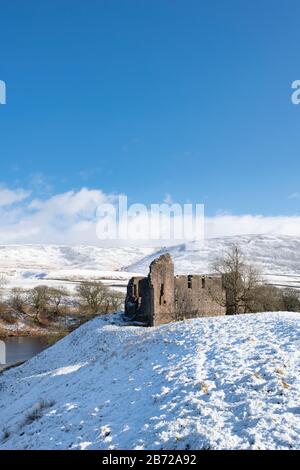 Morton Castello nella neve invernale sulle colline sopra Nithsdale. Dumfries e Galloway, Scottish Borders, Scozia Foto Stock