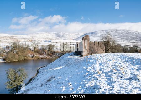 Morton Castello nella neve invernale sulle colline sopra Nithsdale. Dumfries e Galloway, Scottish Borders, Scozia Foto Stock