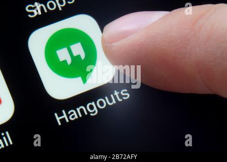 Calgary, Alberta, Canada. 12 Marzo 2020. Una persona che sta per utilizzare l'app Google Hangouts, un software di comunicazione Foto Stock