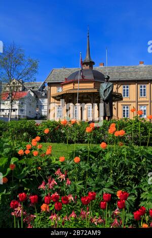 Re Haakon statua & padiglione musicale, Tromso City, Tromsoya Isola, Troms County, Norvegia Foto Stock