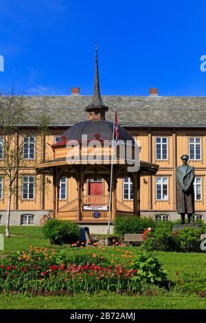 Re Haakon statua & padiglione musicale, Tromso City, Tromsoya Isola, Troms County, Norvegia Foto Stock