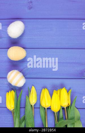 Bouquet di tulipani freschi e uova di Pasqua avvolti in cordicella di lana. Decorazione di Pasqua. Inserire il testo o l'iscrizione Foto Stock