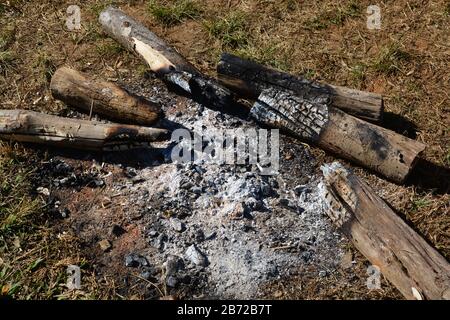 Camfire con legna da ardere all'aperto Foto Stock