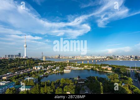 Skyline panoramico di Wuhan, yangtze ponte sul fiume, cina Foto Stock