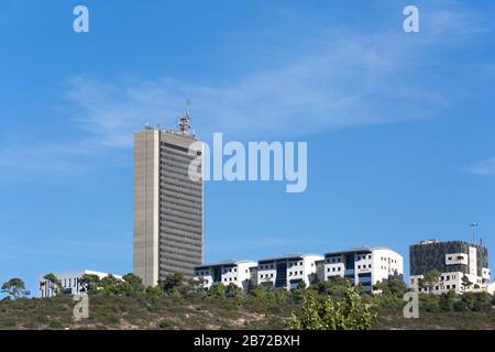 Università di Haifa campus sul Monte Carmel con Eshkol torre sormontata da apparecchiature di trasmissione, facoltà di istruzione e di informatica edifici. Foto Stock