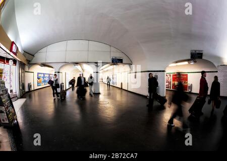 I passeggeri in movimento quando cambiano treno nella stazione della metropolitana Montparnasse Bienvenüe, sinistra, Parigi, Francia, Europa, colore Foto Stock