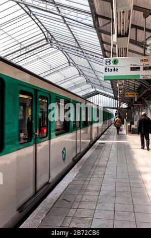 I passeggeri camminano verso l'uscita dopo l'arrivo alla stazione della metropolitana Dupleix all'aperto, alla riva sinistra, alla metropolitana di Parigi, in Francia, in Europa Foto Stock