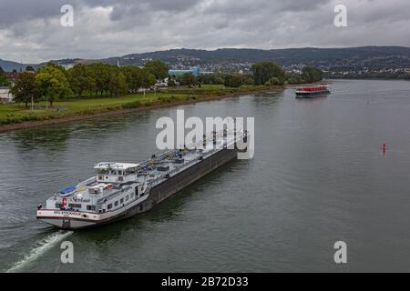 vista dall'alto da un ponte sul fiume reno su una nave cisterna con una nave container sullo sfondo Foto Stock