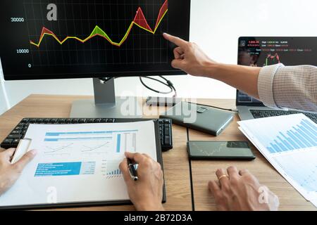 Business team investimento imprenditore Trading discussione e analisi grafico mercato azionario in trader ufficio. Concetto di cambio finanziario aziendale. Foto Stock