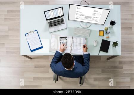 Uomo D'Affari Seduto Su Sedia A Rotelle E Utilizzando Il Computer Foto Stock