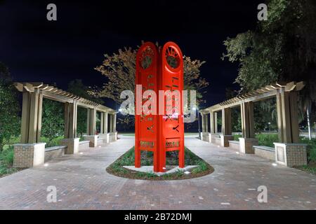 27 DICEMBRE 2019, INVERNESS, FL: L'ingresso al Liberty Park, recentemente rinnovato, appena a nord del centro di Inverness, illuminato di notte. Foto Stock