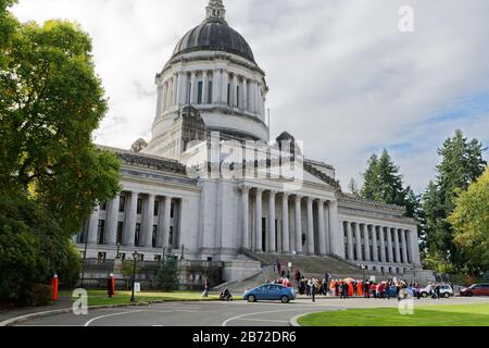 OLYMPIA, WA, 14 OTTOBRE 2017: Uomini e donne vestiti con i costumi della Handmaid's tale si radunano sui gradini del campidoglio dello stato di Washington per protestare contro Trump Foto Stock