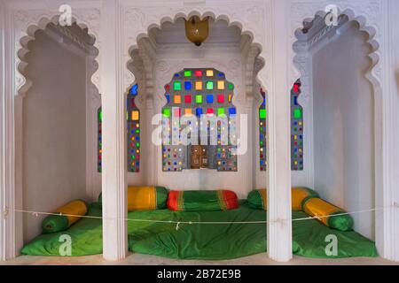 Ornato alcova Bagore-ki-Haveli museo Udaipur Rajasthan India Foto Stock