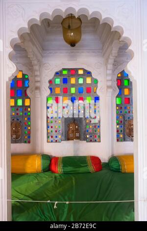 Ornato alcova Bagore-ki-Haveli museo Udaipur Rajasthan India Foto Stock