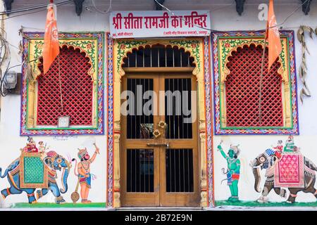 Casa colorata fronte Udaipur Rajasthan India Foto Stock