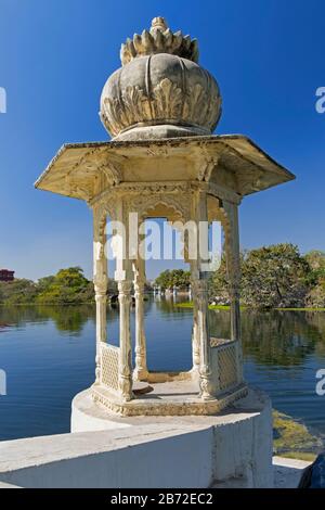 Chhatri Padiglione Imli Ghat Swaroop Sagar Lago Udaipur Rajasthan India Foto Stock