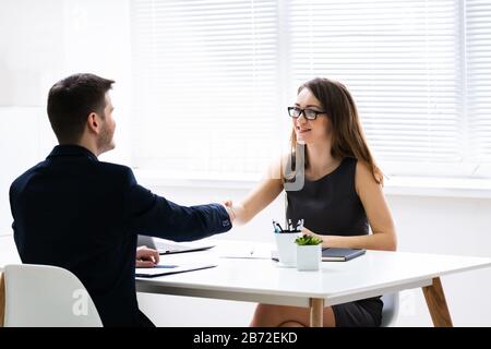 Due successo americano africano imprenditori stringono le mani in ufficio Foto Stock