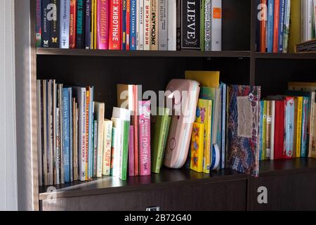 Libri in lingua russa su uno scaffale. Libri di diverse dimensioni e colori Foto Stock